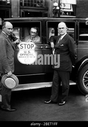 Un segnale di stop attaccato ad un'auto utilizzata da agenti di divieto per fermare i sospetti bootleggers. Foto Stock