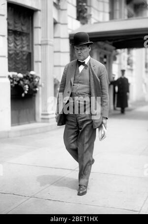 L'avvocato del sud Clarence Darrow che cammina giù la strada in 1915. Foto Stock