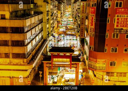 Mercato notturno occupato a Temple Street nell'area di Mong Kok di Kowloon, Hong Kong. Foto Stock