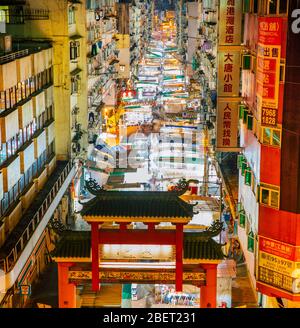Mercato notturno occupato a Temple Street nell'area di Mong Kok di Kowloon, Hong Kong. Foto Stock