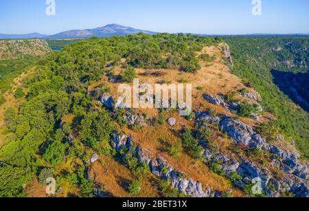 Vista aerea dell'altopiano sopra il canyon del fiume Krka in Croazia Foto Stock