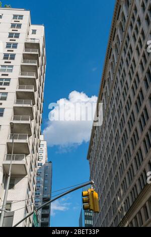 La forma unica di nube galleggia sugli edifici del distretto di NOHO a New York City NY USA il 2018 agosto. Foto Stock