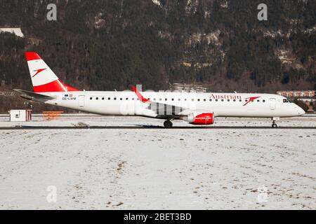 Innsbruck, Austria. 8 Feb 2020. Una tassa austriaca Embraer 190 all'aeroporto di Innsvruck Kranebitten. Credit: Fabrizio Gandolfo/SOPA Images/ZUMA Wire/Alamy Live News Foto Stock