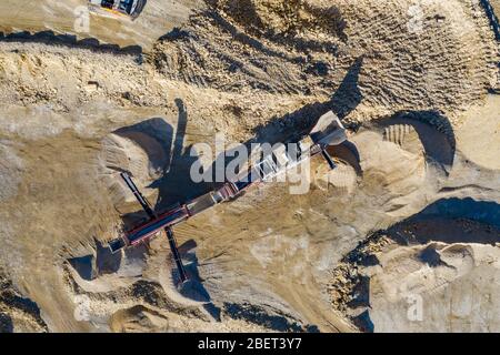 Luftbild Bagger Sortiermaschine im Steinbruch Foto Stock