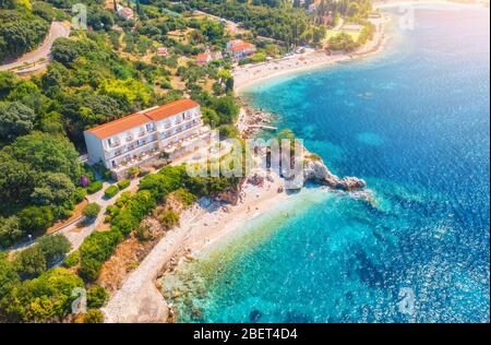 Vista aerea con costa marina, spiaggia sabbiosa, acqua blu, alberghi Foto Stock