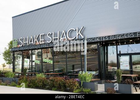 Un logo all'esterno di un ristorante Shake Shack a Newark, Delaware, il 11 aprile 2020. Foto Stock