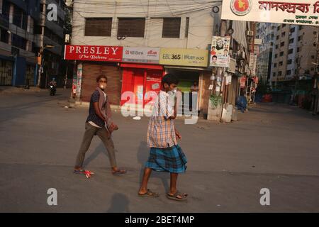 Dhaka, Bangladesh. 15 aprile 2020. La gente sta portando il facemak come precauzione al coronavirus romanzo (CoVid-19) dall'essere sparso. Fino ad ora in totale 1132 persone sono state infettate dal COVID-19 in Bangladesh, di cui 50 sono morte confermate da IEDCR. 49 persone sono state scaricate come guarite. (Foto di M. Rakibul Hasan/Pacific Press) Credit: Pacific Press Agency/Alamy Live News Foto Stock