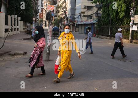 Dhaka, Bangladesh. 15 aprile 2020. La gente sta portando il facemak come precauzione al coronavirus romanzo (CoVid-19) dall'essere sparso. Fino ad ora in totale 1132 persone sono state infettate dal COVID-19 in Bangladesh, di cui 50 sono morte confermate da IEDCR. 49 persone sono state scaricate come guarite. (Foto di M. Rakibul Hasan/Pacific Press) Credit: Pacific Press Agency/Alamy Live News Foto Stock