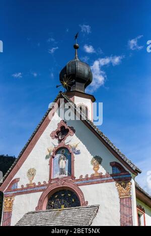 Vista della Chiesa di San Giovanni, Santa Maddalena, Val di Funes Foto Stock