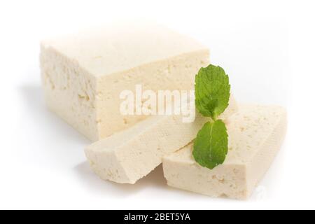 Formaggio tofu di soia isolato su sfondo bianco Foto Stock