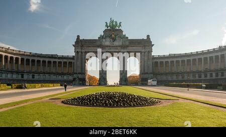 L'arcade du Cinquantenaire trionfale arco a Bruxelles in una mattinata di sole Foto Stock