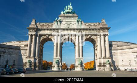 L'arcade du Cinquantenaire trionfale arco a Bruxelles in una mattinata di sole Foto Stock