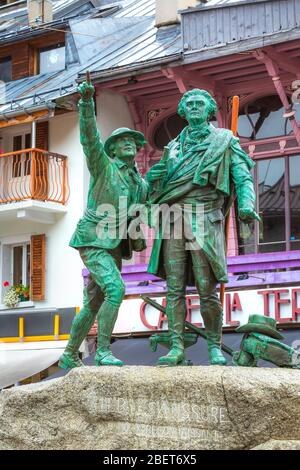 Chamonix Mont-Blanc, Francia - 4 ottobre 2019: Vista della statua di Balmat e Saussure, strada nel centro di famosa stazione sciistica nelle Alpi francesi Foto Stock