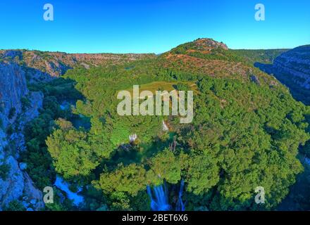 Vista aerea della cascata di Manojlovac in Croazia nel canyon del fiume Krka Foto Stock