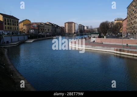 Italia, Milano - 20 febbraio 2020: Il Naviglio Grande, canale lombardo del nord Italia, che collega il Ticino vicino a Tornavento con la porta T. Foto Stock