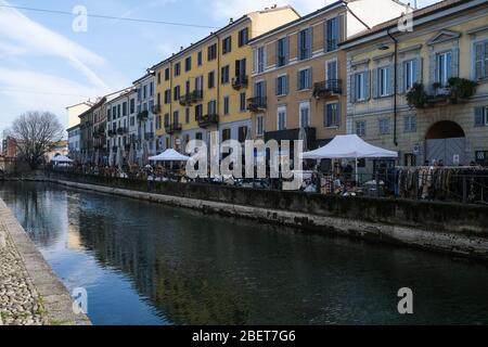 Italia, Milano - 20 febbraio 2020: Il Naviglio Grande, canale lombardo del nord Italia, che collega il Ticino vicino a Tornavento con la porta T. Foto Stock