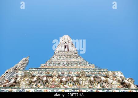 Tempio Wat Arun in un cielo blu. Wat Arun è un tempio buddista a Bangkok, in Thailandia. Foto Stock