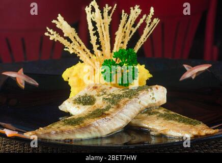 Pasto di Tilapia Filetto con smash potoes ed erbe Foto Stock