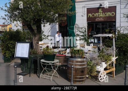 Italia, Milano - 23 febbraio 2020: Strade deserte di Milano durante la pandemia Covid-19, tavoli vuoti in un ristorante Foto Stock