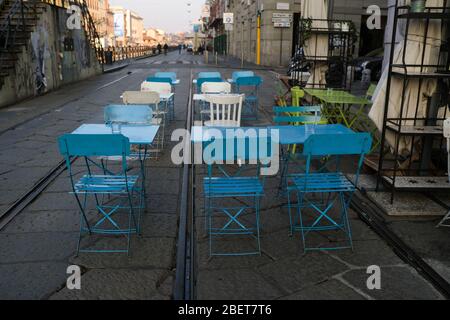 Italia, Milano - 23 febbraio 2020: Strade deserte di Milano durante la pandemia Covid-19, tavoli vuoti in un ristorante Foto Stock