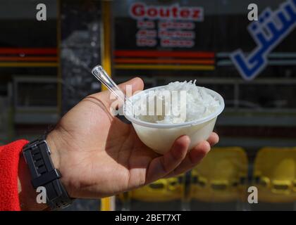 Primo piano di una tazza di Faloodeh o Paloodeh, un dessert freddo iraniano popolare conosciuto come 'dolce di pasta persiano' Foto Stock
