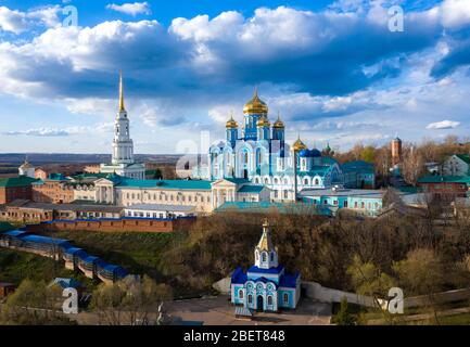 Cattedrale di Vladimir della Natività di Zadonsk del monastero della madre di Dio, fotografia aerea da un uccello vista occhio. Foto Stock