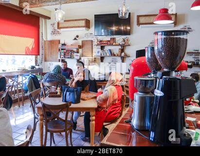 All'interno del Joulep Cafe nella zona del Bazaar di Vakil, Shiraz, provincia di Fars, Iran, Persia, Medio Oriente Foto Stock