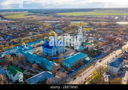 Cattedrale di Vladimir della Natività di Zadonsk del monastero della madre di Dio, fotografia aerea da un uccello vista occhio. Foto Stock