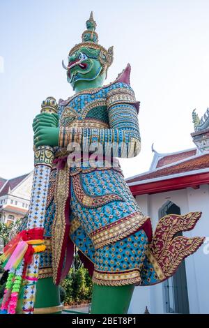 Statua del gigante a Wat Arun. Wat Arun o Tempio dell'Alba è uno dei famosi templi buddisti di Bangkok, Foto Stock