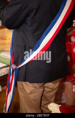 sciarpa francese tricolore mayor man durante la cerimonia in Francia Foto Stock