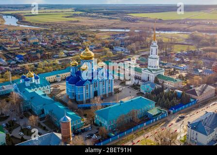 Cattedrale di Vladimir della Natività di Zadonsk del monastero della madre di Dio, fotografia aerea da un uccello vista occhio. Foto Stock