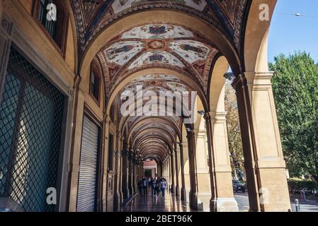 Portico di costruzione in Piazza Cavour a Bologna, capitale e città più grande della regione Emilia Romagna nel Nord Italia Foto Stock