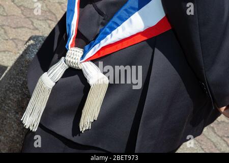 Sindaco francese con nastro tricolore a bandiera sciarpa durante le celebrazioni all'aperto Foto Stock