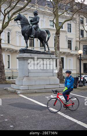 Ciclista e statua di Robert Napier Foto Stock