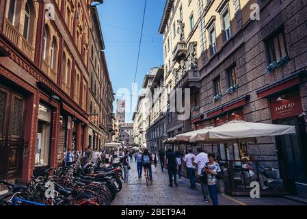 Via Caprarie a Bologna, capitale e città più grande dell'Emilia Romagna nel Nord Italia, Torre Arengo sullo sfondo Foto Stock