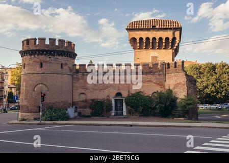 Porta Saragozza, una delle dodici porte delle antiche mura di Bologna, capitale e città più grande dell'Emilia Romagna nel Nord Italia Foto Stock