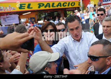 MIAMI, FL - AGOSTO 13: Il candidato repubblicano alla presidenza e l'ex governatore del Massachusetts Mitt Romney parla durante una campagna di rally a El Palacio De Foto Stock