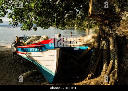 Barca sulla sabbia a Ponta do Sambaqui Beach. Florianopolis, Santa Catarina, Brasile. Foto Stock