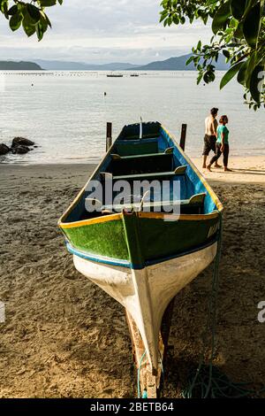 Barca sulla sabbia a Ponta do Sambaqui Beach. Florianopolis, Santa Catarina, Brasile. Foto Stock