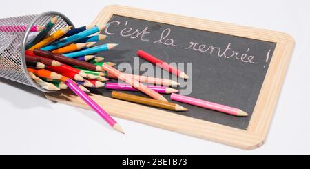 In francese c est la rentrée significa Torna al concetto scolastico con penna per lavagna scolastica su sfondo bianco Foto Stock