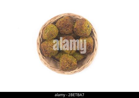 Palline di falafel in un cestino isolato su sfondo bianco Foto Stock