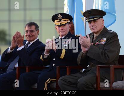 MIAMI, FL - NOVEMBRE 19: Sec di Difesa Leon Panetta, General Martin E. Dempsey Presidente, Joint Chiefs of staff, e Comandante Generale John F. Foto Stock