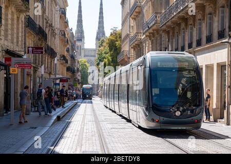 Bordeaux , Aquitaine / Francia - 11 19 2019 : tram cittadino moderno elettrico su una strada di Bordeaux Francia Foto Stock