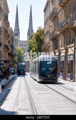 Bordeaux , Aquitaine / Francia - 11 19 2019 : tram nel centro città Bordeaux francia Foto Stock