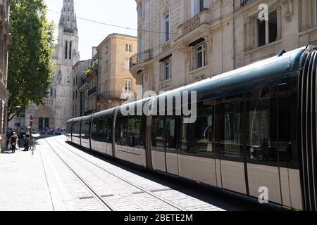 Bordeaux , Aquitaine / Francia - 11 19 2019 : tram nel centro della città Bordeaux francia Foto Stock