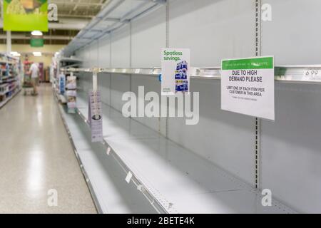 Atlanta, GA / USA - 04/02/20: Scaffali vuoti di negozi di alimentari a Publix completamente esaurito di tutti i rifornimenti, compresa la carta igienica, i prodotti di carta, e pipistrello Foto Stock