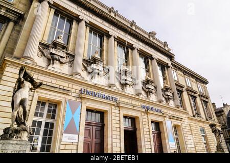 Bordeaux , Aquitaine / Francia - 11 07 2019 : Bordeaux Università Francia medicina antica farmacia Foto Stock