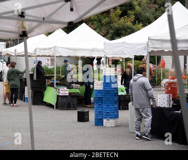 Los Angeles, CA/USA - 4 aprile 2020: Un mercato agricolo a Los Feliz è deserto a causa del blocco del coronavirus Foto Stock