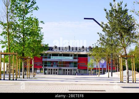 Saint medard en jalles , Aquitaine / Francia - 03 03 2020 : piazza della biblioteca multimediale a Saint Medard en Jalles Città vicino bordeaux in Aquitania regione Fran Foto Stock