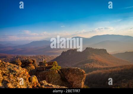 Vista incredibile delle bellissime rocce di arenaria la città storica di Belogradchik, Bulgaria nordoccidentale Foto Stock